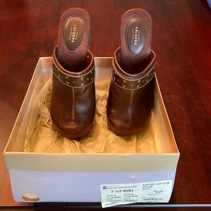 EXCELLENT CONDITION EVERY DAY CLOGS